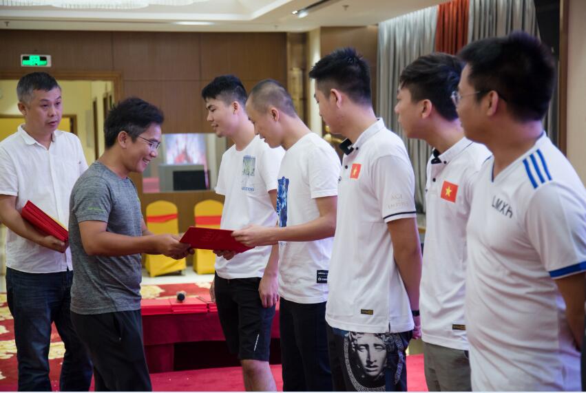 龙战盟飞雪颁奖